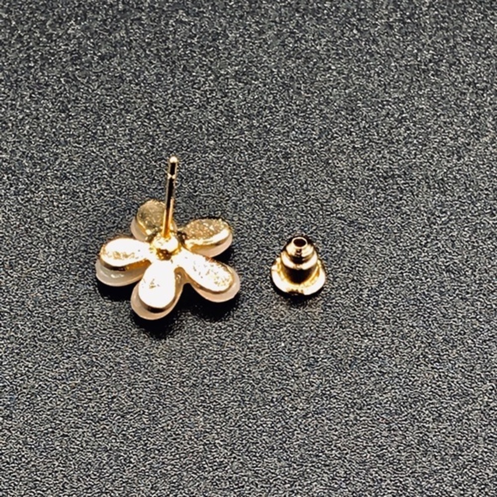 🌼🌼 NEW DAISY Flower Stud Earrings - Picture 6 of 7